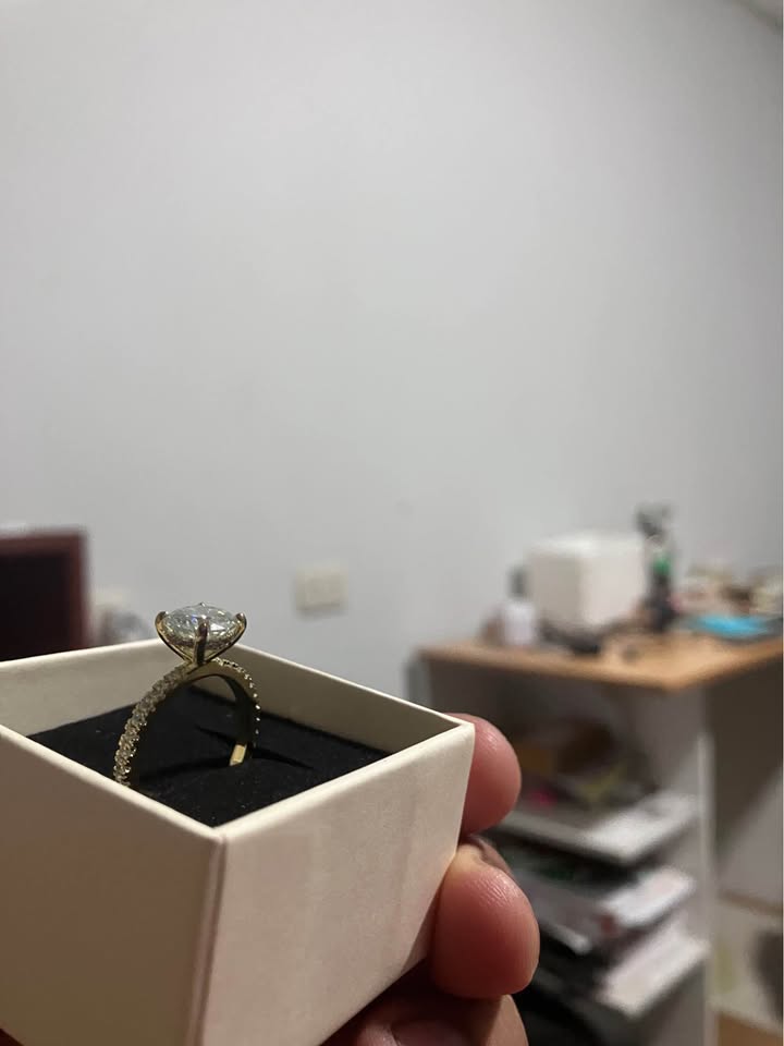 Anillo de Compromiso con Moissanita — Baño de Oro