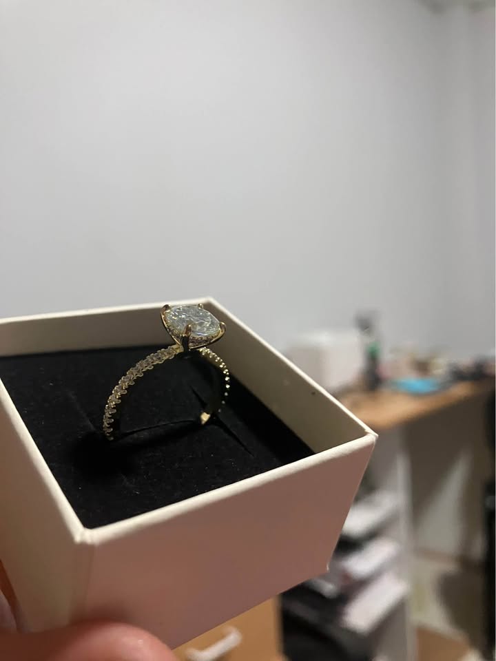 Anillo de Compromiso con Moissanita — Baño de Oro