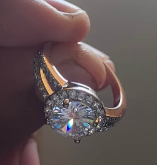 Anillo de Plata con Halo de Zirconias – Diseño Solitario Clásico