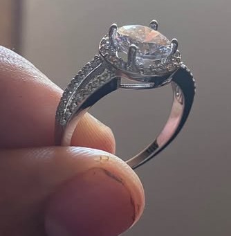 Anillo de Plata con Halo de Zirconias – Diseño Solitario Clásico