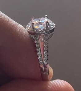 Anillo de Plata con Halo de Zirconias – Diseño Solitario Clásico